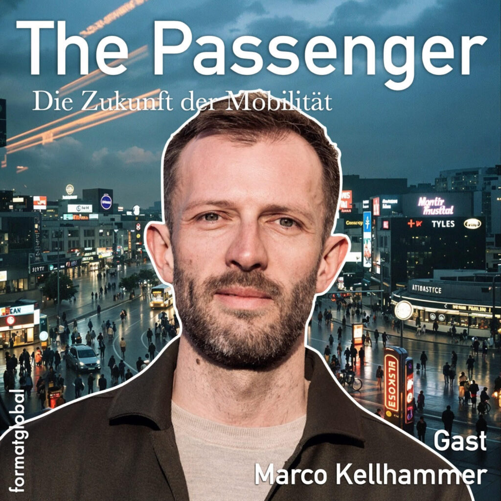 Das Bild bewirbt einen Podcast mit dem Titel „The Passenger-Die Zukunft der Mobilität“. Im Vordergrund ist ein Porträt eines Mannes mit kurzem Haar und Bart zu sehen, dessen Kontur weiß umrandet ist. Im Hintergrund ist eine belebte, nächtliche Stadtstraße mit zahlreichen Leuchtreklamen und Menschen auf den Gehwegen dargestellt. Unten rechts steht der Name „Marco Kellhammer“ mit dem Hinweis „Gast“.