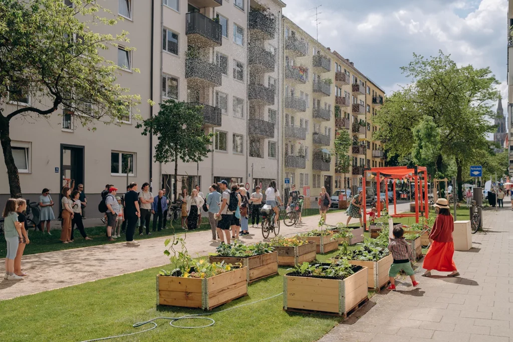 Das Foto zeigt das Mosaiq-Reallabor, bei dem die Straße umgebaut wurde und es Fahrradwege sowie Hochbeete gibt