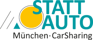 Das Logo zeigt in der oberen Hälfte den Schriftzug „STATT AUTO“ in Großbuchstaben. Die Buchstaben sind in einem türkisfarbenen Farbton gehalten. Direkt hinter dem Wort „STATT“ ist ein orangefarbener Kreis, der wie eine stilisierte Sonne wirkt. Links unten vom Kreis befinden sich zwei geometrische Formen: ein kleiner grüner Dreieck und ein paar dünne schwarze Linien, die wie Striche oder Bewegungslinien aussehen. Unter dem großen Schriftzug steht in Schwarz der Text: „München · CarSharing“