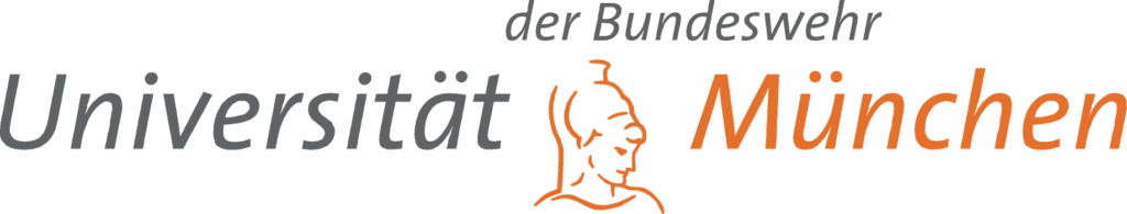Das Logo zeigt den Schriftzug "Universität der Bundeswehr München". Die Wörter "Universität der Bundeswehr" sind in einer grauen, kursiven Schrift geschrieben, während "München" in Orange und ebenfalls kursiv dargestellt ist. Zwischen "Universität" und "München" ist eine einfache, orangefarbene Linienzeichnung eines Profils eines antiken Soldaten mit Helm platziert