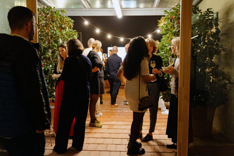 Blick auf die Teilnehmenden des Salon Evenings, während der Tomorrow.Mobility & Smart City Expo World Congress in Barcelona 2024, die gemütlich bei Essen und Trinken zusammenstehen.