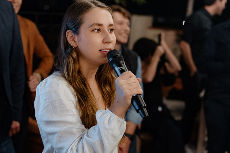 Teilnehmerin des Salon Evenings, während der Tomorrow.Mobility & Smart City Expo World Congress in Barcelona 2024, die durch das Mikrofon eine Frage stellt.