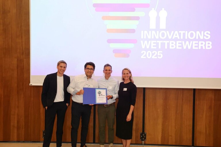 Fabian Schuhmann und Felix Waldner halten die Gewinnerurkunde des Innovationspreises, zusammen mit dem Zweiten Bürgermeister Dominik Krause und Kreisverwaltungsreferentin Dr. Hanna Sammüller.