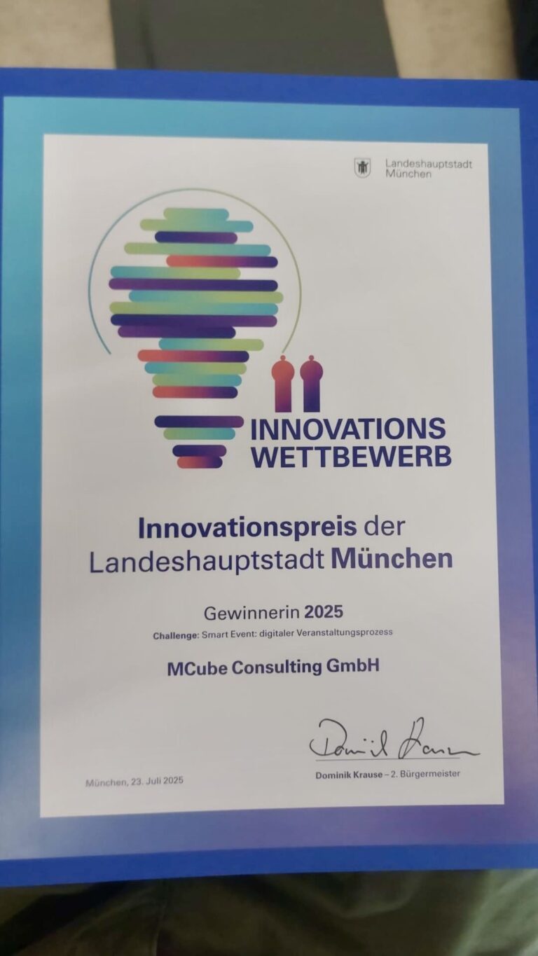 Blick auf die Gewinnerurkunde für MCube Consulting, die den Innovationspreis der Landeshauptstadt München 2025 in der Challange "Smart Event: digitaler Verwaltungsprozess" gewonnen haben.